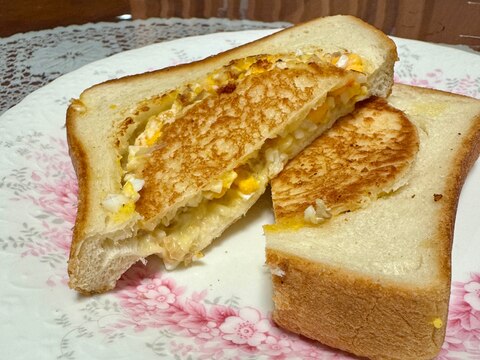 穴あき食パンで!ゆで卵とチーズと…☆ホットサンド